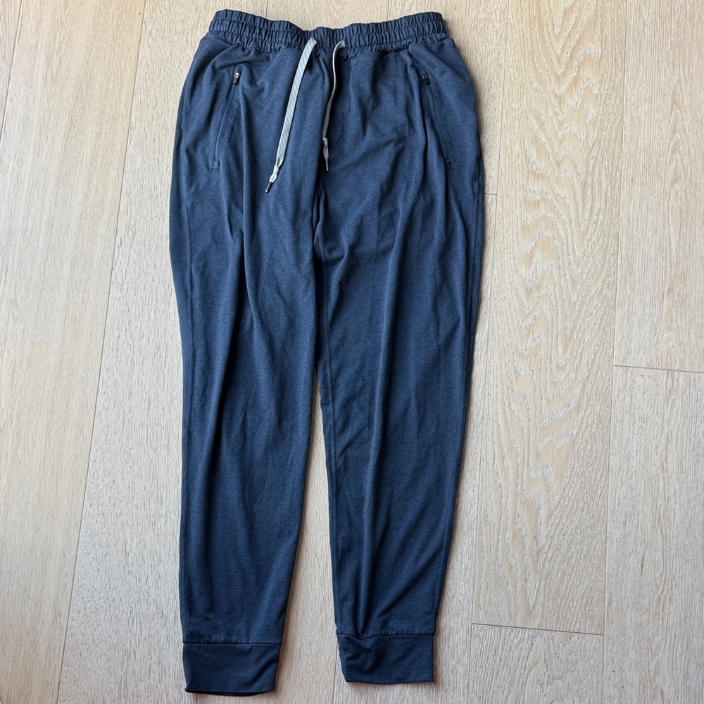 Vuori Men's Navy Jogger sweatpants size L